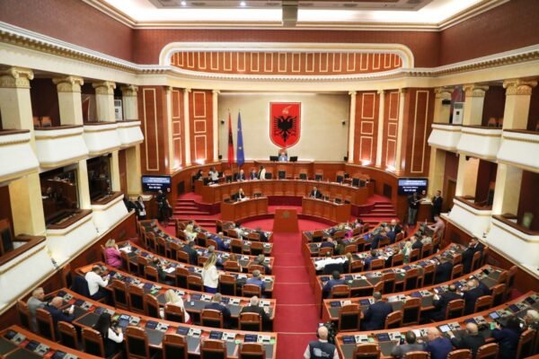 Deputetët propozojnë krijimin e një “Zyre për Diasporën” pranë Kuvendit të Shqipërisë