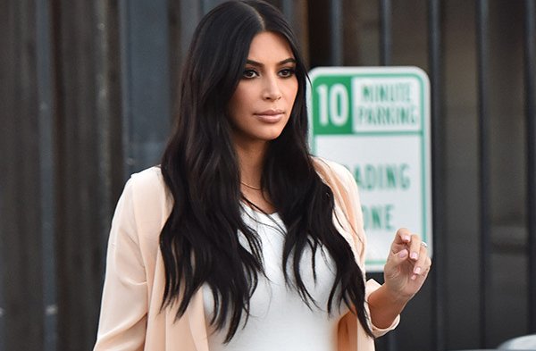Motrat Kardashian luftojnë, cila ka të pasmet më bombastike (Foto +18)