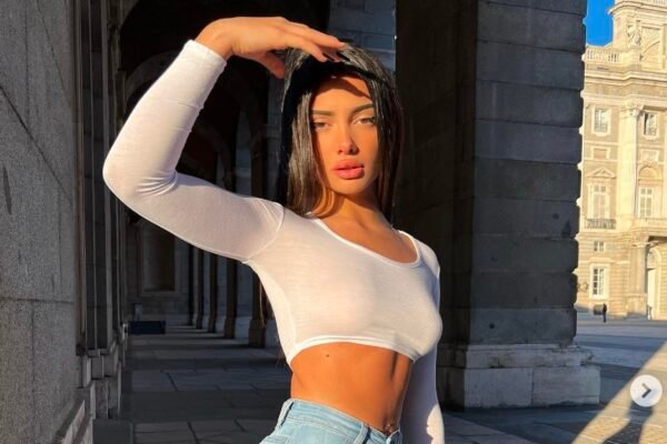 Modelja shqiptare bëhet virale teksa tregon bisedat me futbollistët e famshëm (FOTO)