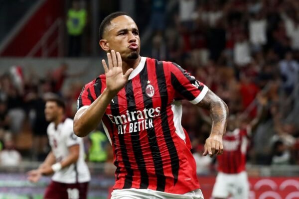 Milani e shet Okaforin tek klubi i Premierligës
