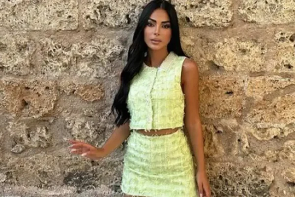Kader Kicaj shfaqet mahnitëse me fustanin e saj të errët, provokon ndjekësit!