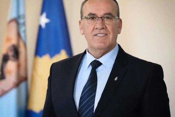 Skandaloze: Asambleisti i LDK-së sulmon me shishe xhami kryesuesin e kuvendit komunal të Prishtinës Fehmi Kupinën