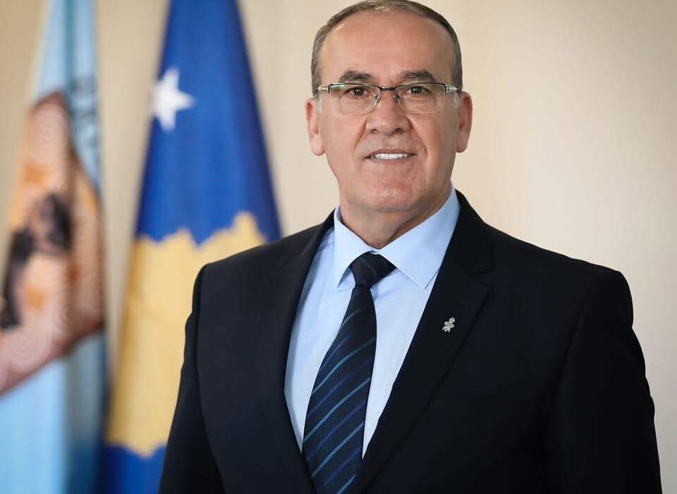 Skandaloze: Asambleisti i LDK-së sulmon me shishe xhami kryesuesin e kuvendit komunal të Prishtinës Fehmi Kupinën
